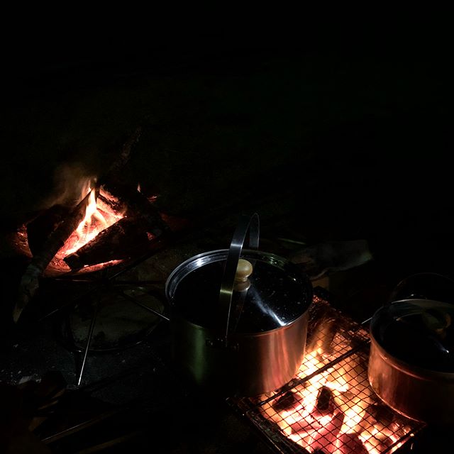 さむーいので炭火焼台も使い、せっかくなので秋刀魚の塩焼き。暗くて見えなくて焼きすぎたけど、ペロッと。美味しかった。月と星が綺麗。