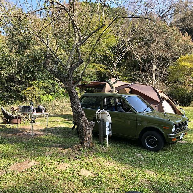 いやいや、気持ちいい。川のせせらぎを聞きながらのビール最高。