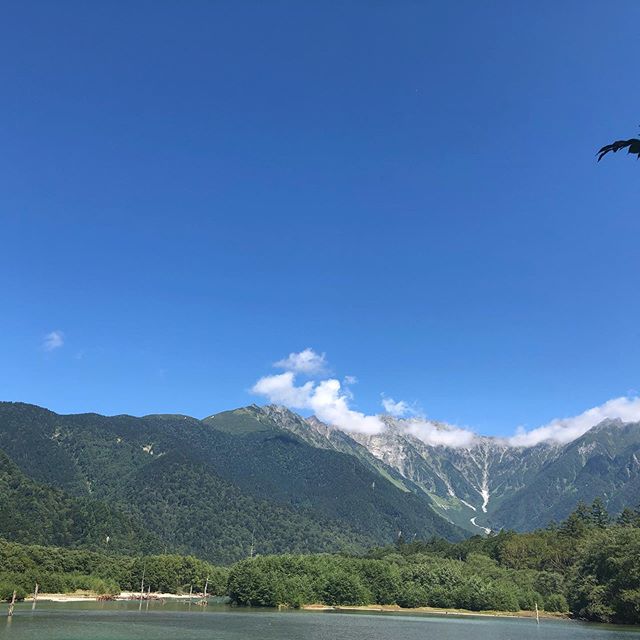 毎年近くまで来てるのに、行った事が無かった上高地へ。河童橋より先に行った方が楽しそうだ。今日の一番は、後ろにいたカップルが “じょうこうち、じょうこうち”と言ってた事。