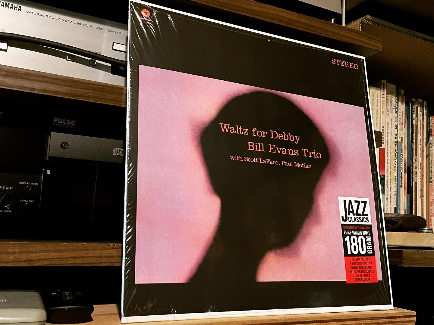 おウチでレコードの音だけで酒飲むのもいいな。”Bill Evans”若い頃はあまり好きじゃなかったけど、いまは好き。#花金 #宅飲み #レコード #fridaynight #billevanstrio