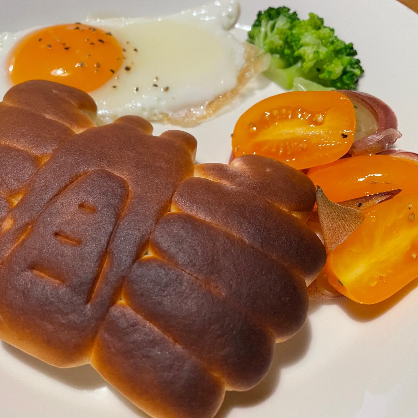 けさの”かにぱん”朝ごはん🦀子供の頃食べたのと同じ味だった。後半メープルシロップかけてみたら、やっぱりあう #三立製菓 #かにぱん #breakfast