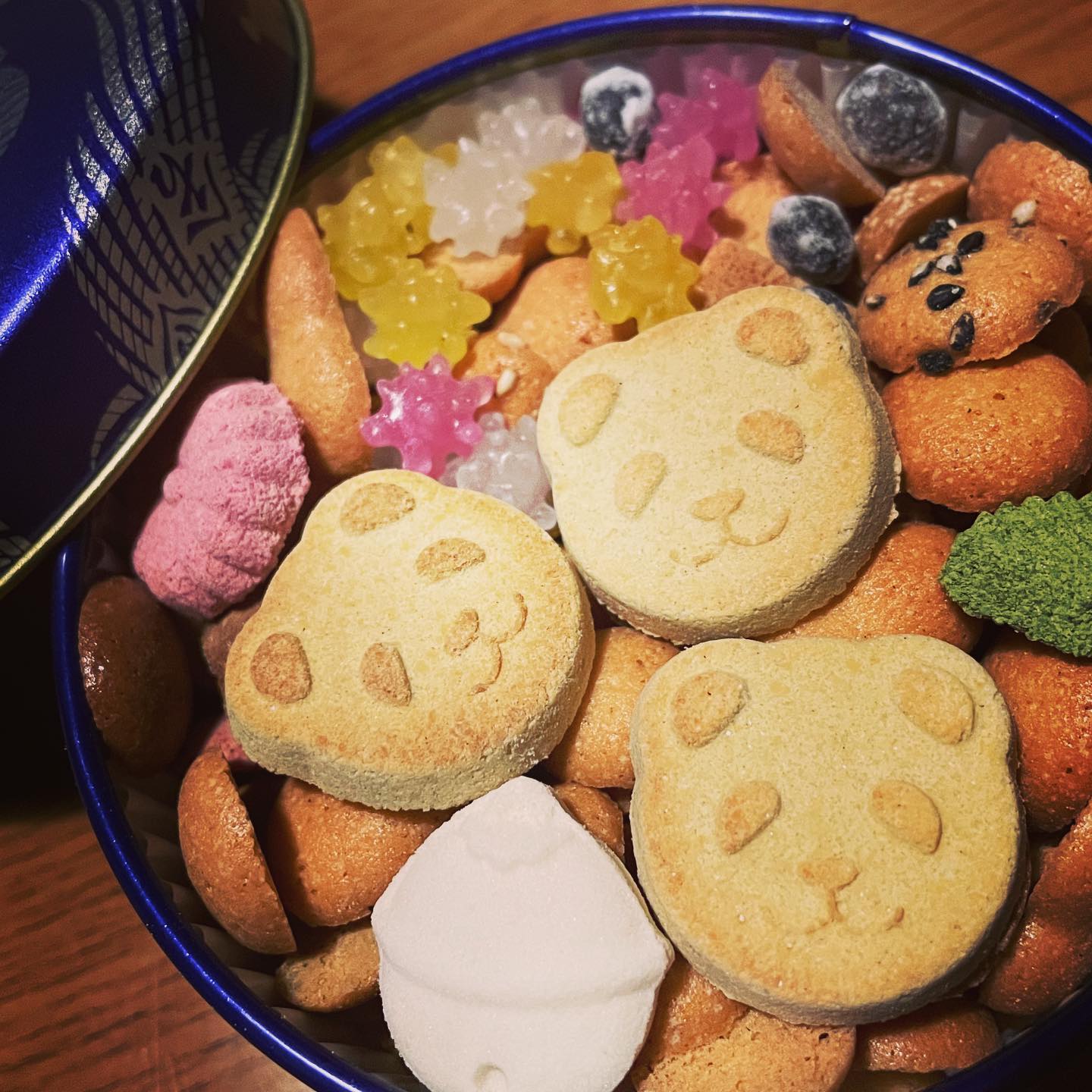 今晩のお茶請け、おいしい〜。パンダ可愛い #干菓子 #和菓子 #パンダ #菊延舎 #和三盆 #wagashi