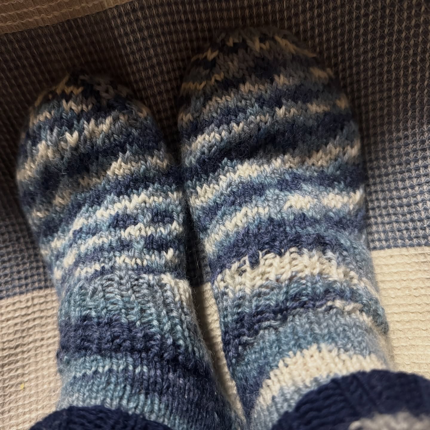 20年ぐらい前に母の友達から頂いた手編みの靴下🧶ずっとしまっておいたままでした。近年稀に見る寒さのため、履いてみたらちょー暖かい️梅さん元気かな？ #手編み #靴下