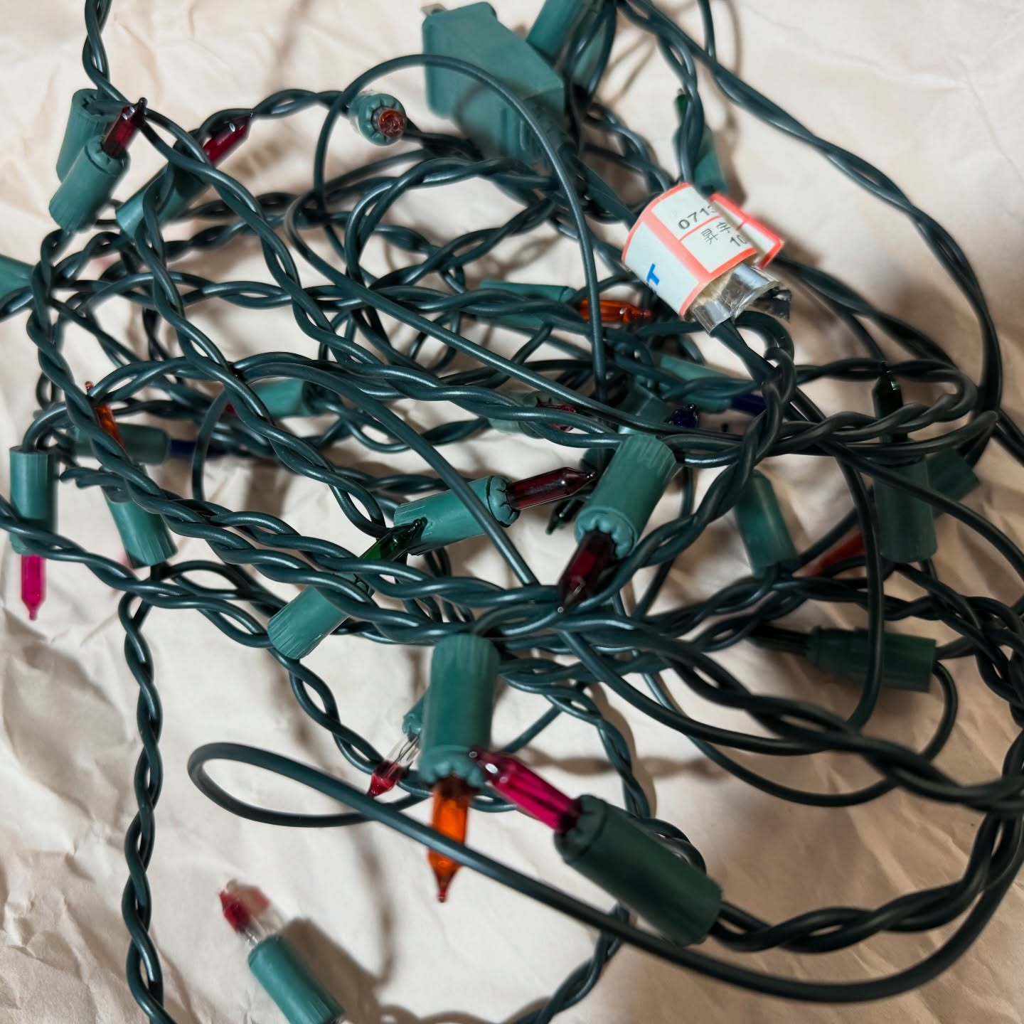 バレンタインも終わり、イルミネーション撤去。今シーズン途中で逝ってしまったこのライトは、高校生の頃、祖母にツリーと一緒に買ってもらったものでした。それから30数年、随分長い間がんばってくれました。大往生泣けてきた…🥲 #イルミネーション #illumination