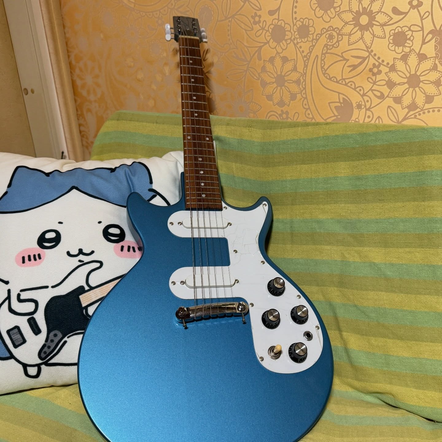 久しぶりにひっぱり出した記念に初めて買った楽器はギターでした（笑）もう全然弾けませんが…。たまには触ろうかな。