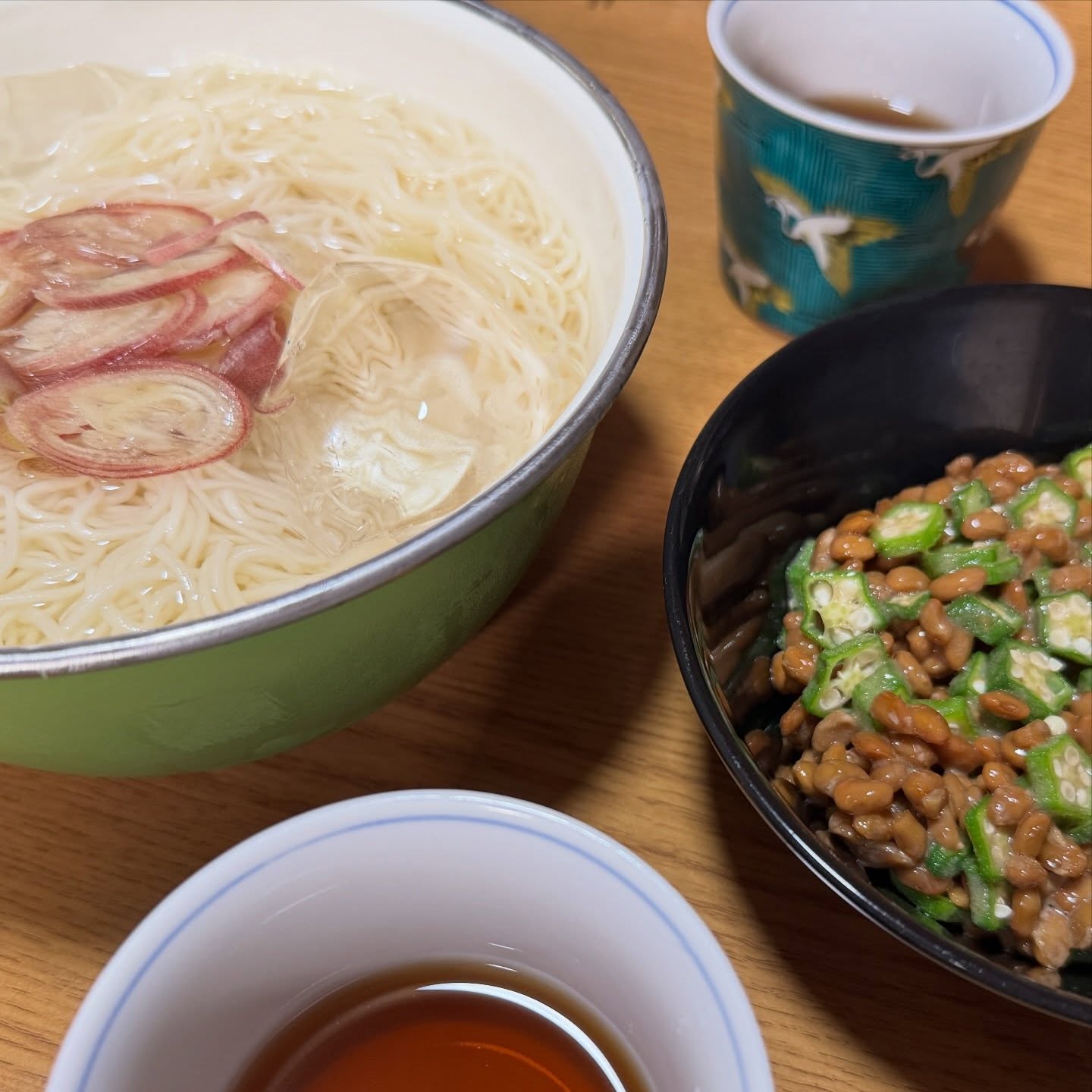 朝から庭仕事してブランチ。そうめん日和。ネバネバ付け合わせ、美味しかった #そうめん
