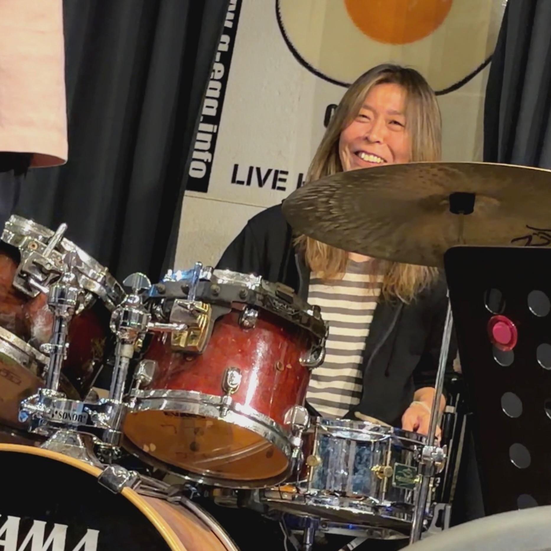 昨日のJazz Sessionにて。笑ってるけど、ほんとは”おいおい…”の画。 #session #drums #jazz