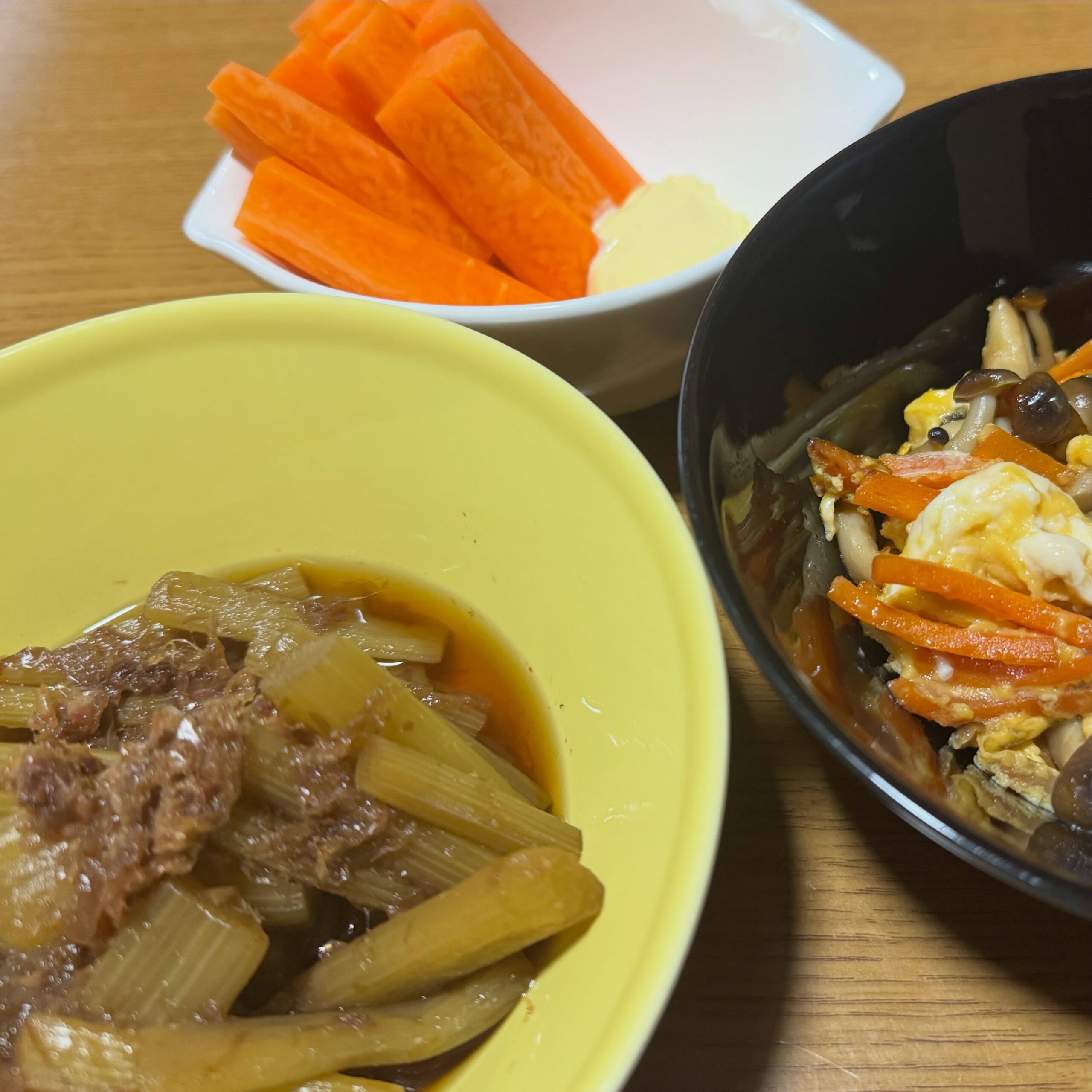 たまに”この野菜が無性に食べたい！”と、なる事があるのですが、昨日はそれが蕗（ふき）でした。時期的に水煮しか無かったけど、”かつお節煮作った。ほかありもので肉詰めピーマン🫑とちくわ肉詰め（笑）平日にちゃんと作ったのは久しぶりでした